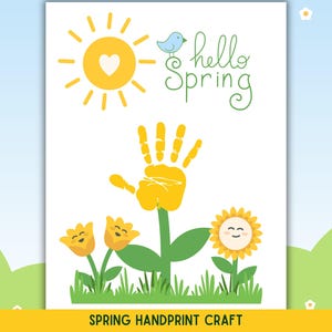 Könnte beinhalten: Ein Frühlings-Kunstdruck mit einem gelben Handabdruck als Blumenstiel, mit einer lächelnden Sonnenblume und Tulpen. Eine gelbe Sonne mit einem Herzen und ein blauer Vogel befinden sich über dem Handabdruck. Die Worte "hello Spring" sind in Grün geschrieben.