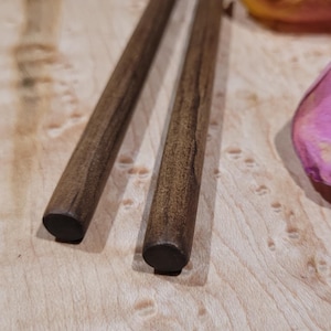 Geröstete Ahornstäbchen, rund und konisch, kanadisches Holz, Ahornsirup, dunkle Schokoladenfarbe, handgefertigte Holzstäbchen.