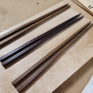Geröstete Ahornstäbchen, kanadisches Holz, Ahornsirup, dunkle Schokoladenfarbe, individuelle Geschenkidee, handgefertigte Holzstäbchen.