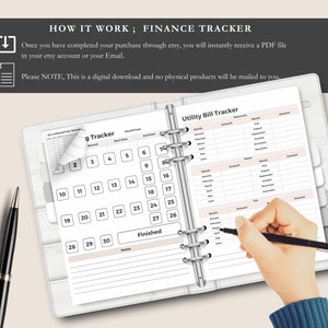 Puede incluir: Un rastreador financiero con secciones de calendario y facturas de servicios públicos. El texto "HOW IT WORK; FINANCE TRACKER" está en la parte superior. Una mano escribe en la sección "Utility Bill Tracker" con un bolígrafo negro. El rastreador está en una carpeta blanca.