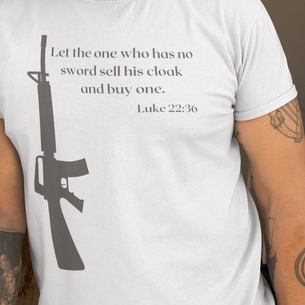 Que el que no tiene espada venda su manto y compre una camiseta de Lucas 22:36, versículo bíblico, camiseta 2A, camiseta profesional, camiseta cristiana, camiseta de veterano.