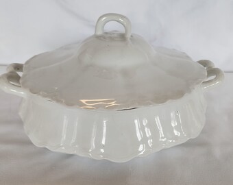 soupière vintage Rex Bavaria blanche avec couvercle à ruban, 20 cm (8 1/2 po.)