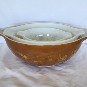 Frühe amerikanische Pyrex Rührschüssel Set von drei Cinderella Schüsseln fehlt 442 braune Schüssel