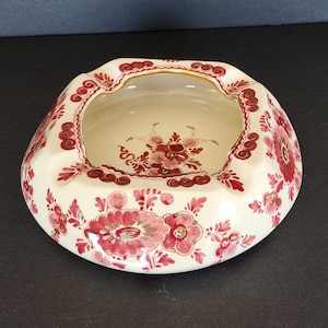 Regina Delfts Rood red and gold ashtray Holland 7 inch