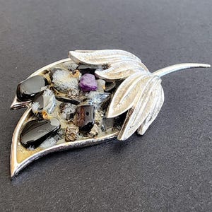 Spilla vintage color argento firmata Coro con motivo a foglia e pietre lucide nere e viola