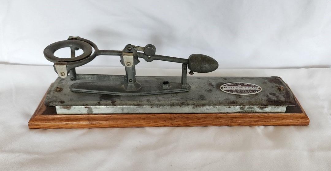 VINTAGE EGG SCALE HAS TINY PART OF LABEL WORKS