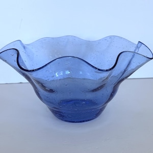 Bol pour centre de table Blenko bleu ciel en verre bullé à volants #3716 10 1/2"