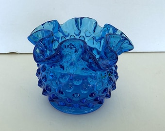 Jarrón Fenton Glass azul con borde ondulado y diseño de puntos en relieve, 7,6 cm (3 pulgadas)