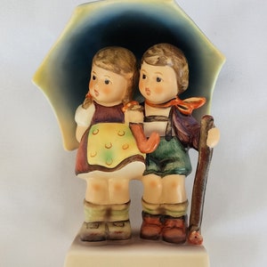 Goebel Hummel Stormy Weather figurine 1992 4 3/4 inches tall number 71 2/0