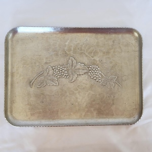 Everlast hand forged hammered aluminum tray grape design 10 1/2 inch