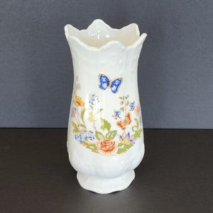 Aynsley Cottage Garden vase England 6 inch