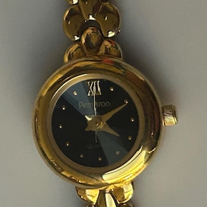 Reloj vintage para mujer Armitron en tono dorado, elegante acero inoxidable, esfera negra, reloj de pulsera de cuarzo.