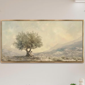 Könnte beinhalten: Ein Gemälde, das eine Person zeigt, die unter einem Baum in einer Berglandschaft sitzt. Das Gemälde ist in einer weichen, gedeckten Farbpalette aus Grün-, Braun- und Blautönen gehalten. Die Person trägt eine weiße Robe und sitzt mit gesenktem Kopf im Gebet. Der Baum ist ein großer Olivenbaum mit dicken Ästen und Blättern. Die Berge im Hintergrund sind verschwommen und weit entfernt.