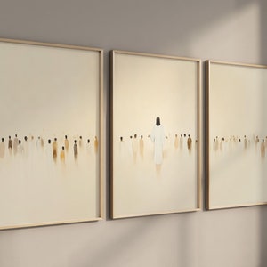 以下が含まれることがあります： 淡い色合いで描かれた人々のグループが描かれた、額装されたプリント3枚セット。中央のプリントには、グループの前に立っている白い服を着た人物が描かれており、他の2枚のプリントは、グループを異なる角度から見せている。