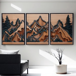 Puede incluir: Tres paneles de pared de madera con un diseño de paisaje de montaña en capas. Los paneles están enmarcados en negro y tienen un fondo de madera marrón con picos de montañas verde oscuro.