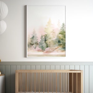 Op de afbeelding: Een aquarel schilderij van een bos sc&egrave;ne met bomen in tinten van groen en roze. De bomen zijn geschetst tegen een zachte, roze en gele lucht.