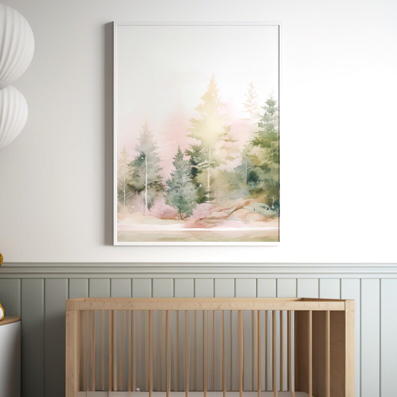 Op de afbeelding: Een aquarel schilderij van een bos sc&egrave;ne met bomen in tinten van groen en roze. De bomen zijn geschetst tegen een zachte, roze en gele lucht.