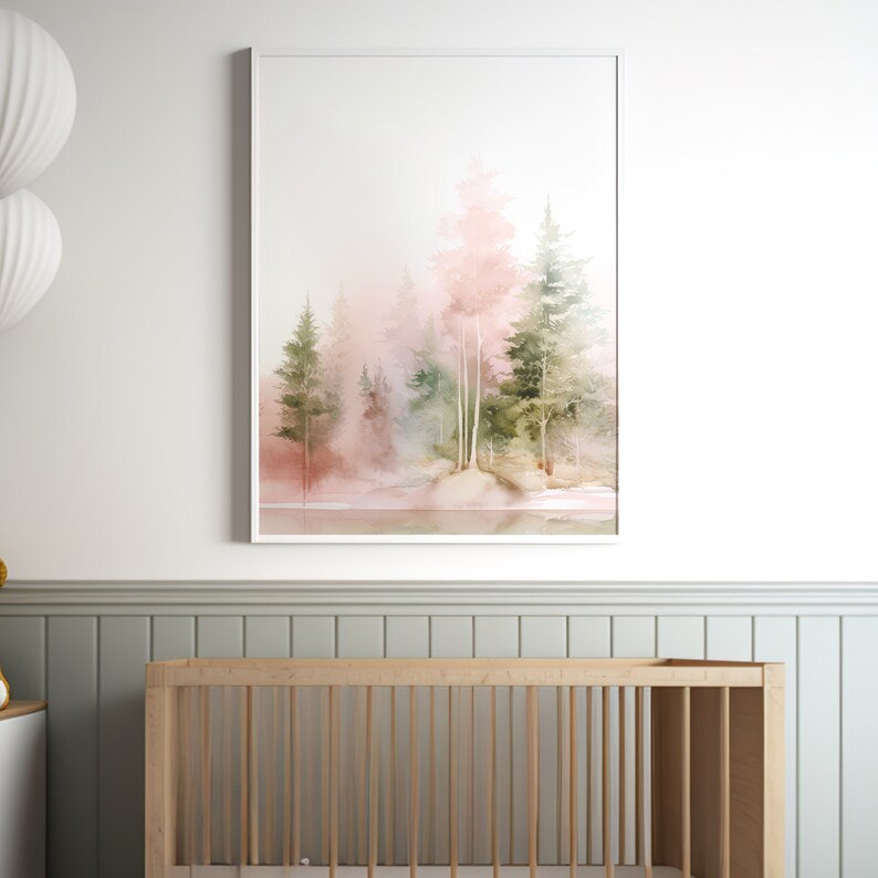 Op de afbeelding: Een aquarel schilderij van een bos sc&egrave;ne met roze en groene bomen. De bomen zijn gesilhouetteerd tegen een zachte roze en witte achtergrond. Het schilderij is ingelijst in een wit frame.