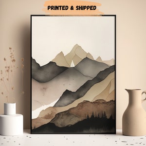 Peut inclure: Une peinture &agrave; l'aquarelle d'une cha&icirc;ne de montagnes dans des tons de brun, gris et noir. Les montagnes sont superpos&eacute;es et textur&eacute;es, cr&eacute;ant un sentiment de profondeur et de dimension. La peinture est encadr&eacute;e dans un cadre noir.