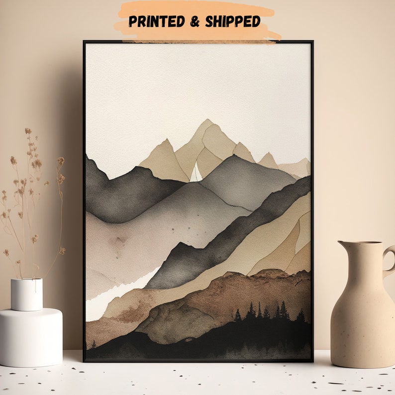 Peut inclure: Une peinture &agrave; l'aquarelle d'une cha&icirc;ne de montagnes dans des tons de brun, gris et noir. Les montagnes sont superpos&eacute;es et textur&eacute;es, cr&eacute;ant un sentiment de profondeur et de dimension. La peinture est encadr&eacute;e dans un cadre noir.