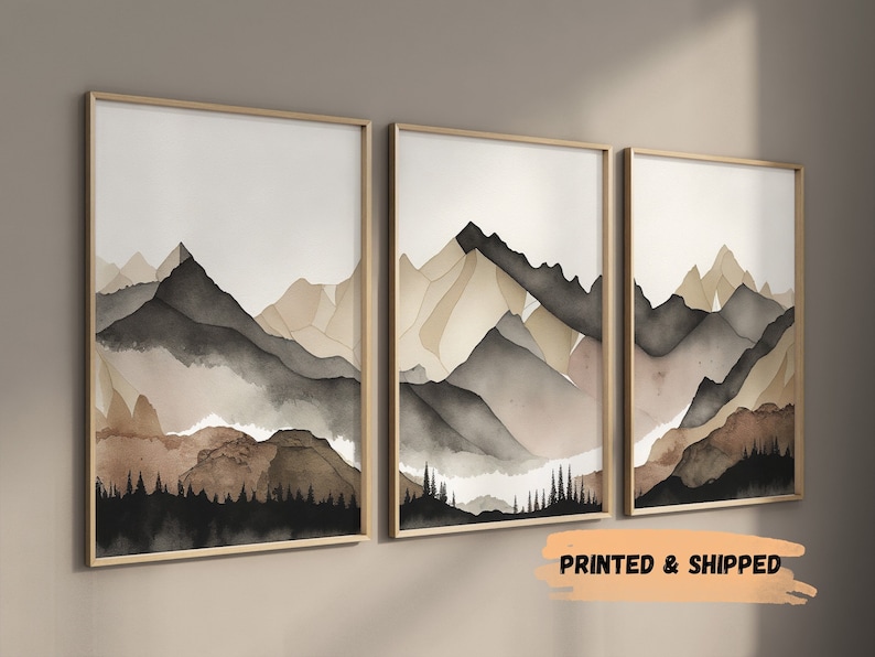 Peut inclure: Ensemble de trois impressions aquarelle encadr&eacute;es repr&eacute;sentant un paysage de montagne dans des tons de brun, beige et gris. Les impressions sont dispos&eacute;es en rang&eacute;e et pr&eacute;sentent une esth&eacute;tique simple et moderne.