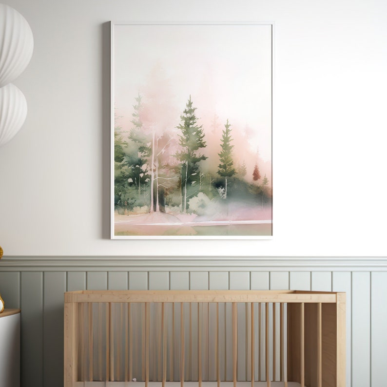 Op de afbeelding: Een aquarel schilderij van een bos sc&egrave;ne met hoge bomen en een roze en groene kleurstelling. Het schilderij is ingelijst in een wit frame en hangt aan een witte muur.