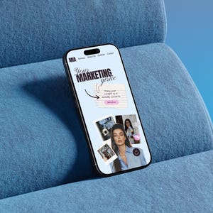 Puede incluir: Un smartphone muestra un sitio web con el texto "Your Marketing Girlie". El sitio web presenta im&aacute;genes y texto, incluida la frase "Planifica tu contenido para que realmente convierta". El tel&eacute;fono est&aacute; sobre una superficie azul texturizada.