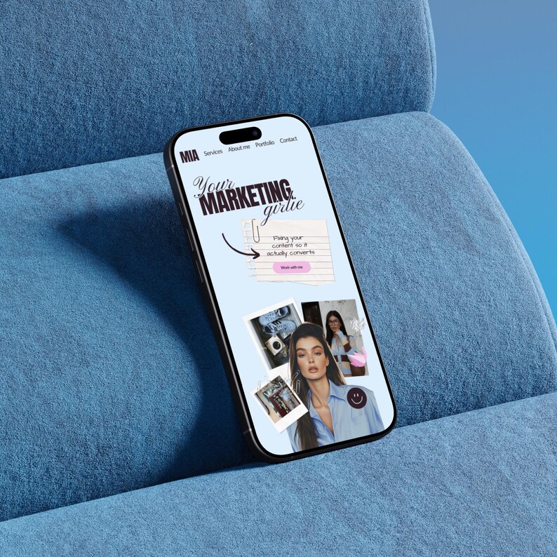 Puede incluir: Un smartphone muestra un sitio web con el texto "Your Marketing Girlie". El sitio web presenta im&aacute;genes y texto, incluida la frase "Planifica tu contenido para que realmente convierta". El tel&eacute;fono est&aacute; sobre una superficie azul texturizada.