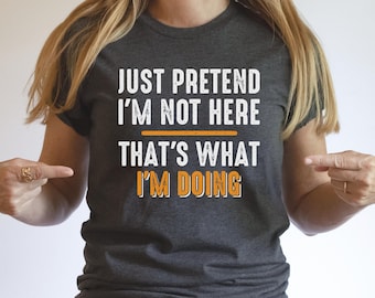 Solo finge que no estoy aquí Eso es lo que estoy haciendo Camisa, Camisa incómoda, Regalo introvertido, Camisa antisocial, Camisa de ansiedad, Camisa introvertida
