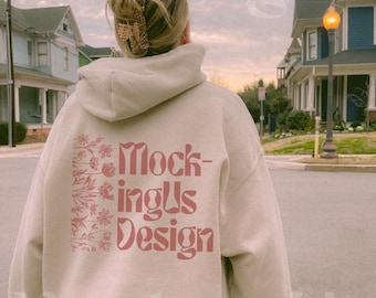 Gildan 18500-mockup, zandkleurige hoodiemodel, achterkant zandkleurige hoodie oversized, outdoor lifestyle modelmodel, zandkleurige Gildan Streetwear-mockup