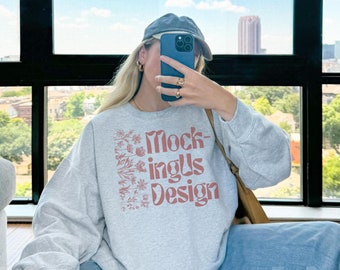 ASH-sweatshirtmodel, Gildan 18000 Ash-model, spiegelselfie streetwearmodel, voorkant ronde hals grijs, oversized trendy esthetiek