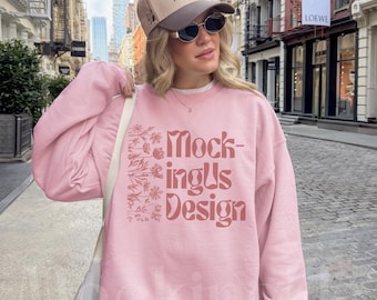 Maquette réaliste du sweat-shirt rose clair Gildan 18000, col rond oversize, style streetwear.