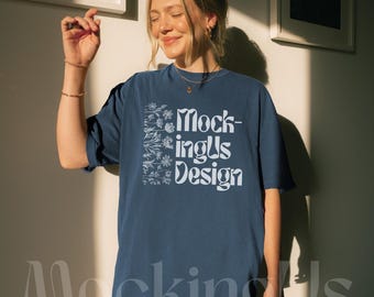 Maqueta Comfort Colors C1717 Midnight, Maqueta simple azul medianoche 1717, Maqueta de estilo de vida de camiseta, Maquetas minimalistas de ropa urbana de moda Modelo real