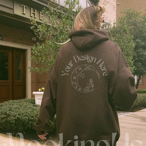 Maqueta de sudadera con capucha Gildan 18500 Dark Chocolate, vista posterior, modelo real, estilo de vida al aire libre, ropa de calle.