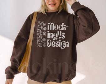 Maqueta de Gildan 18000 de chocolate negro, maqueta de sudadera de chocolate, maqueta profesional G180, maqueta de cuello redondo marrón simple.