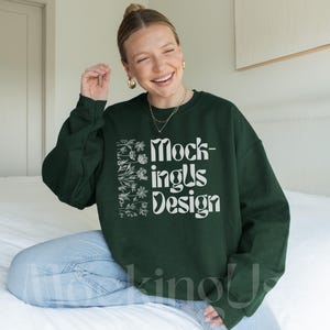 Maqueta de sudadera verde bosque (modelo real), maqueta de cuello redondo verde bosque Gildan 18000 (modelo simple y limpio), maqueta de suéter verde minimalista y acogedor.
