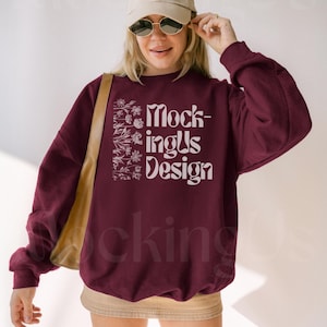 Marrone Gildan 18000 Mockup Semplice Studio Interno Modello Reale G180 Crewneck Front