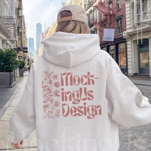Gildan 18500 Sweat à capuche blanc maquette Vue de dos | Vrai modèle streetwear NYC