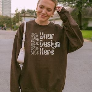 Maqueta de sudadera Gildan 18000, maqueta de cuello redondo marrón chocolate, maquetas de otoño, estética Y2K, maquetas de estilo de vida al aire libre, parte delantera del jersey