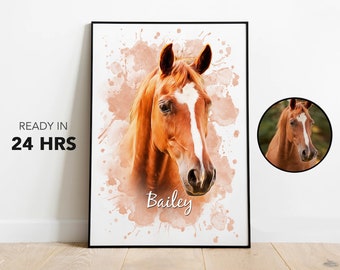 Könnte beinhalten: Ein Aquarellbild eines braunen Pferdes mit einem weißen Streifen im Gesicht. Der Name des Pferdes, "Bailey", ist unter dem Bild in Kursivschrift geschrieben. Der Hintergrund ist in einem hellen Pfirsichton mit weißen Spritzern gehalten.