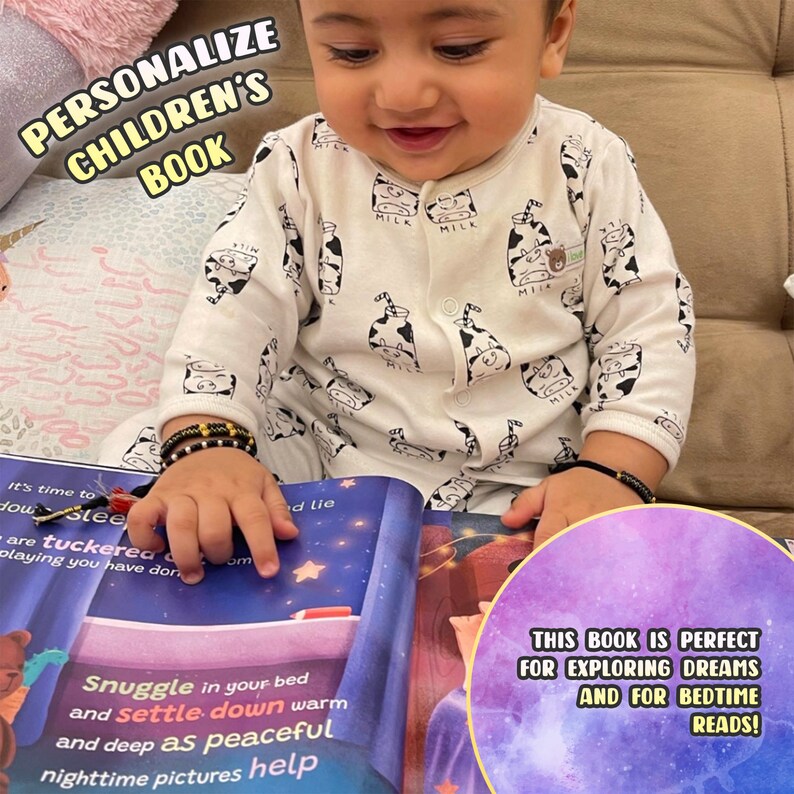 Pu&ograve; includere: Un bambino piccolo con un body bianco e nero con stampa di mucca sta leggendo un libro con illustrazioni colorate. Il libro ha il testo "Snuggle in your bed and settle down warm and deep as peaceful nighttime pictures help". Il testo "This book is perfect for exploring dreams and for bedtime reads!" &egrave; su uno sfondo viola e rosa.