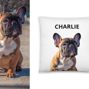 Puede incluir: Una almohada blanca con el nombre "CHARLIE" impreso en texto negro. Un cachorro de bulldog franc&eacute;s marr&oacute;n y blanco est&aacute; representado en la almohada.