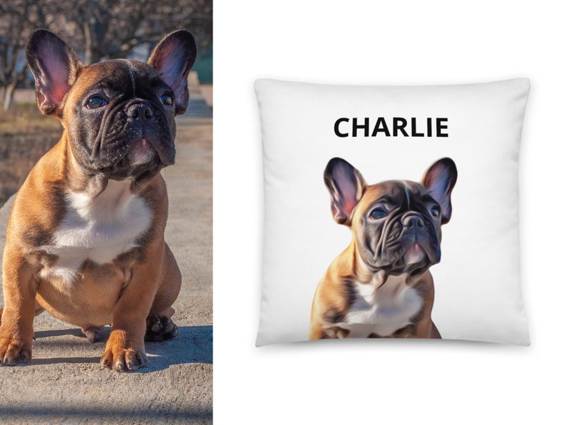 Puede incluir: Una almohada blanca con el nombre "CHARLIE" impreso en texto negro. Un cachorro de bulldog franc&eacute;s marr&oacute;n y blanco est&aacute; representado en la almohada.