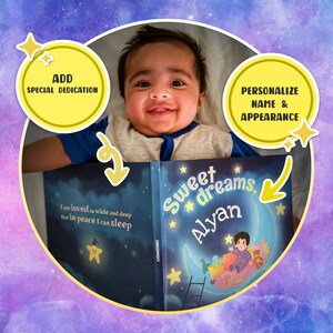 Pu&ograve; includere: Un libro per bambini personalizzato con una copertina blu e una luna crescente con stelle. Il titolo del libro &egrave; "Sweet dreams" e il nome "Alyan" &egrave; scritto in un carattere grande. Il libro &egrave; tenuto da un bambino.