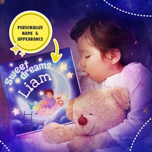 Pu&ograve; includere: Un libro per bambini personalizzato con una copertina blu e una luna crescente con stelle. Il libro dice "Sweet dreams, Liam" e presenta un bambino che dorme su una luna con un orsacchiotto.