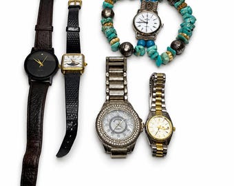 Könnte beinhalten: Eine Sammlung von fünf Armbanduhren: eine mit schwarzem Zifferblatt und braunem Lederarmband, eine mit quadratischem Zifferblatt und schwarzem Strukturarmband, eine mit Türkisperlenarmband, eine mit kristallbesetzter Lünette und eine zweifarbige Uhr.