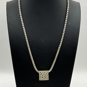 以下が含まれることがあります： クリーム色、ライトグレー、ダークグレーの3色の、つや消し仕上げの陶器製マグカップのセット。 各マグカップはシンプルでミニマリストなデザインで、コーヒーや紅茶に最適です。