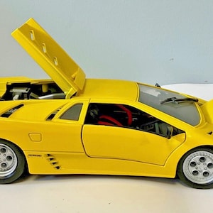 39* Vintage 1990 Yellow Lamborghini Diablo 1:18 Scale Diecast Car Maisto