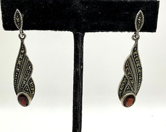 JUD18 Boucles d'oreilles pendantes en argent sterling avec marcassite et feuille de grenat