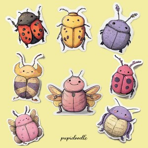 Puede incluir: Una colección de pegatinas de insectos caprichosos en varios colores, incluyendo rojo, amarillo, morado y rosa. Cada pegatina presenta un diseño de escarabajo de dibujos animados único con caras expresivas y alas detalladas. Las pegatinas están sobre un fondo amarillo claro.